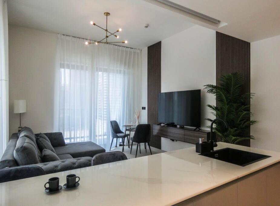 Stylish 2 Bedroom In Binghatti, Business Bay Dubai Exterior photo